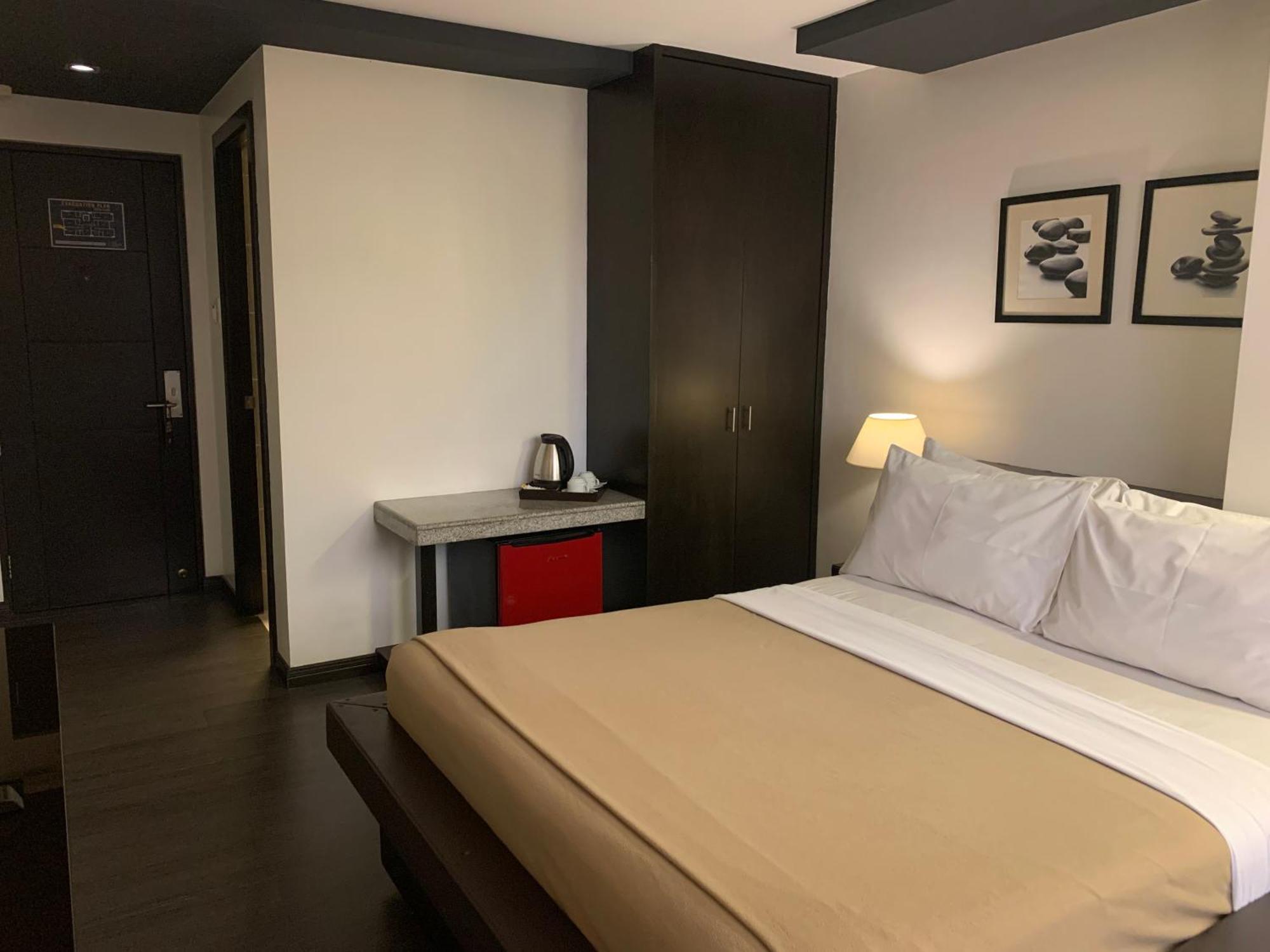 Ritz Astor Hotel Makati City Exterior photo